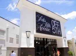 Read more about the article Saks Fifth Avenue: A Shopper’s Paradise for Luxury Fashion