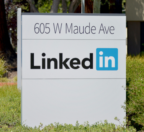 Read more about the article LinkedIn Website Review: The Ultimate Tool for Connecting with Employers